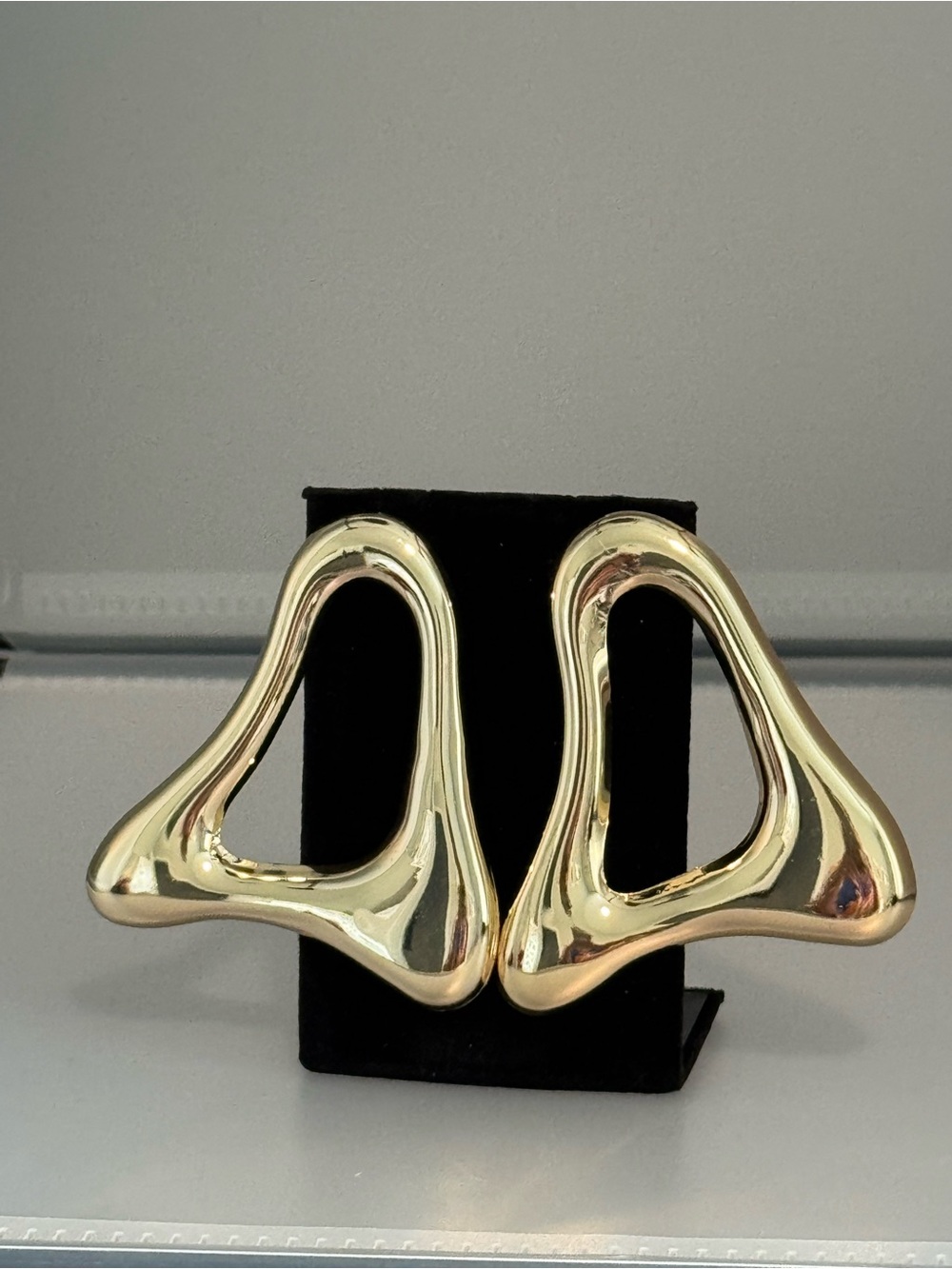 New Arrivals! Statement Gold - Tone Sculptural Drop Earrings . - Picture 4 of 4